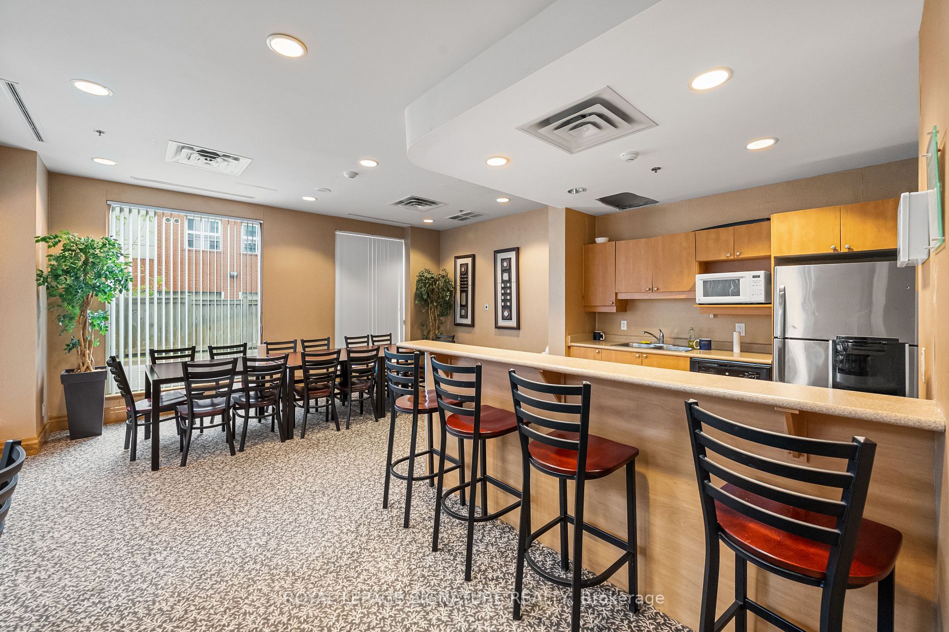 185 Oneida Cres, #702