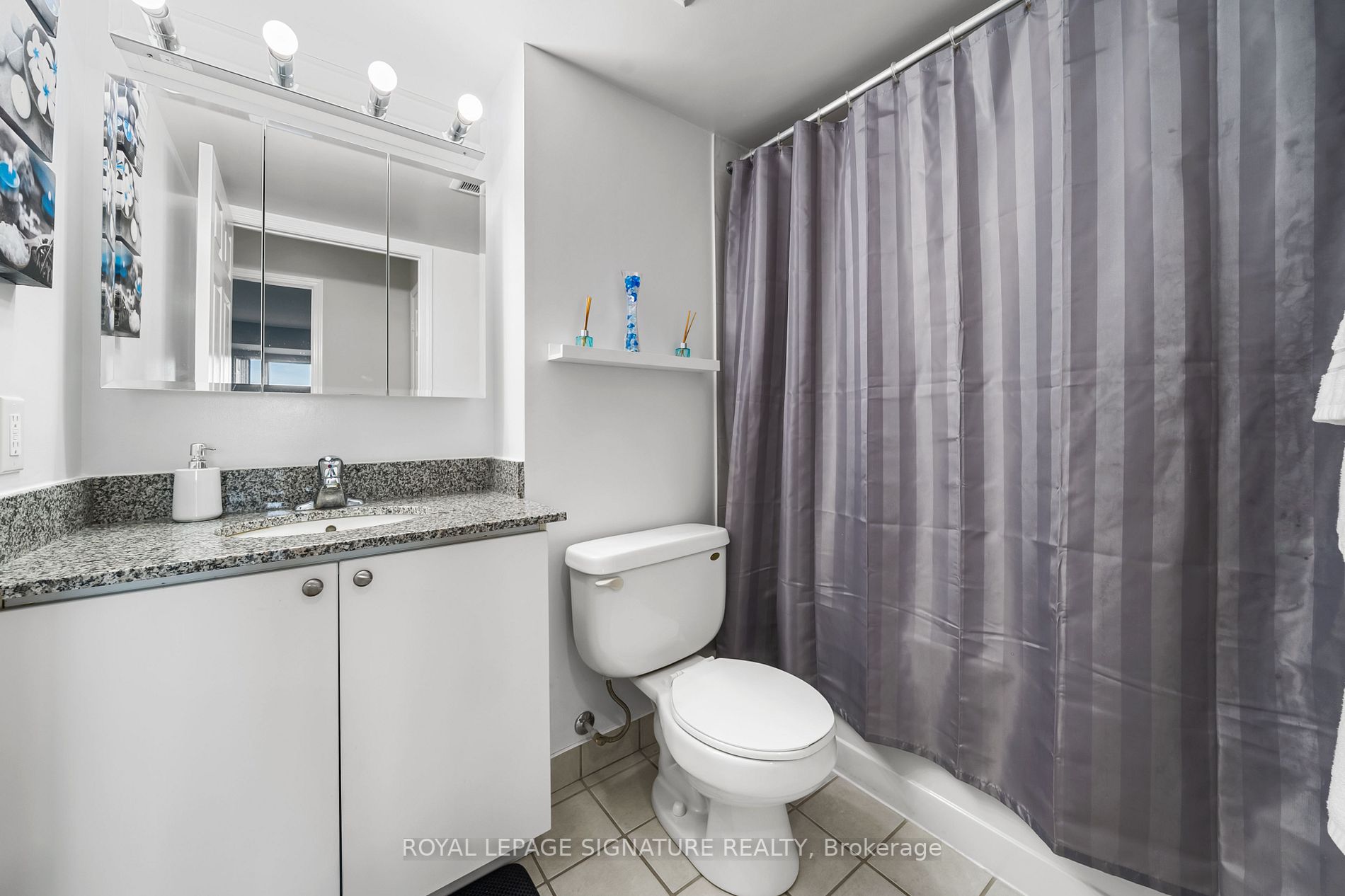 185 Oneida Cres, #702