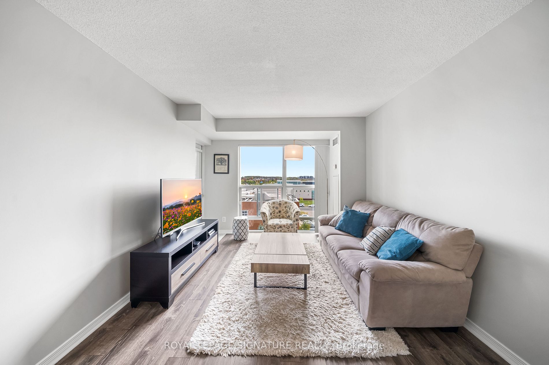 185 Oneida Cres, #702