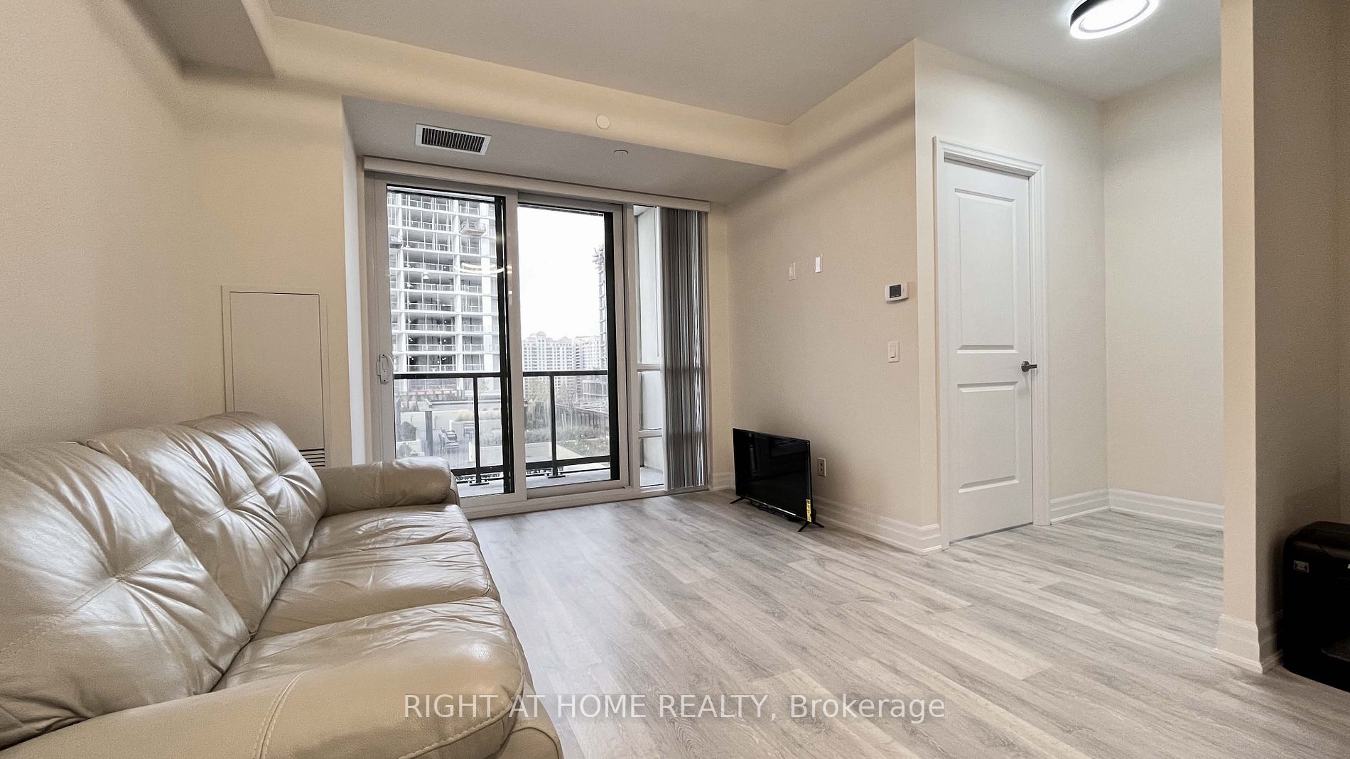 9085 Jane St, #811