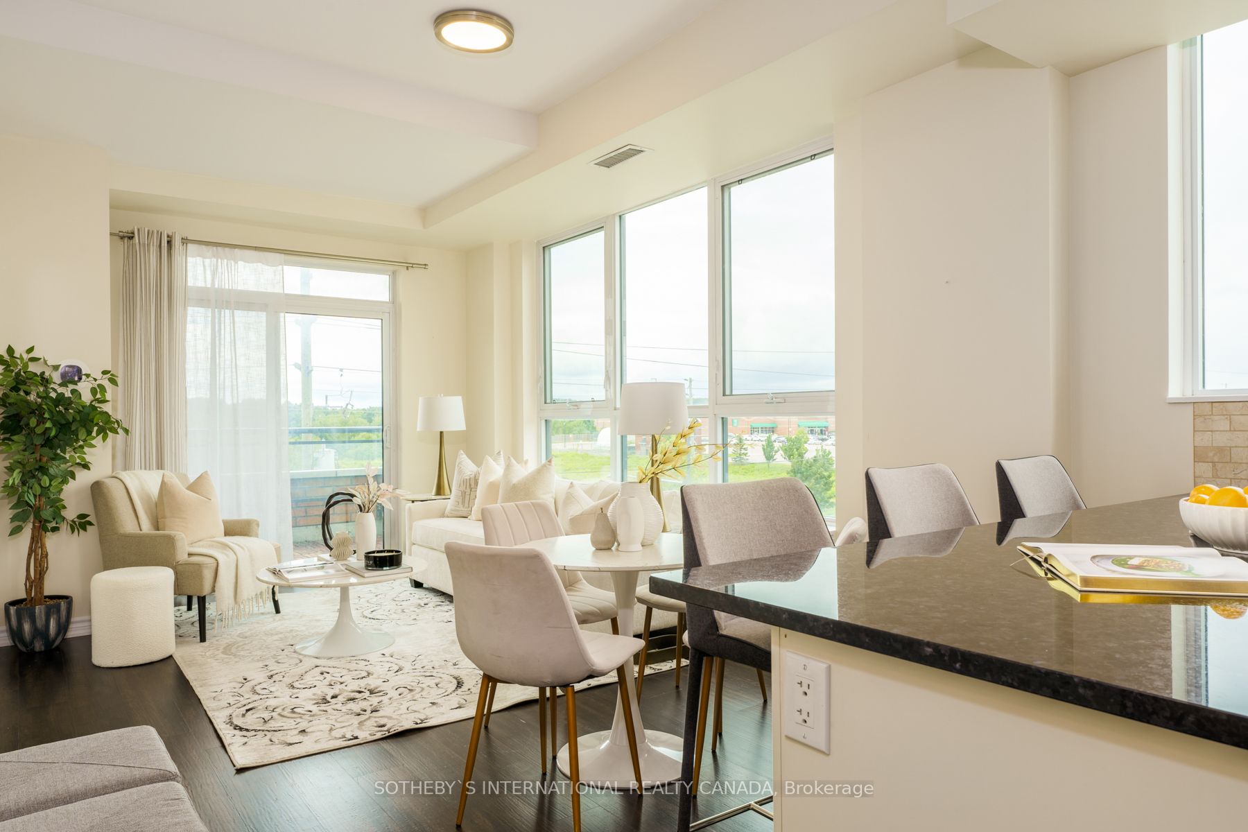 11611 Yonge St, #521