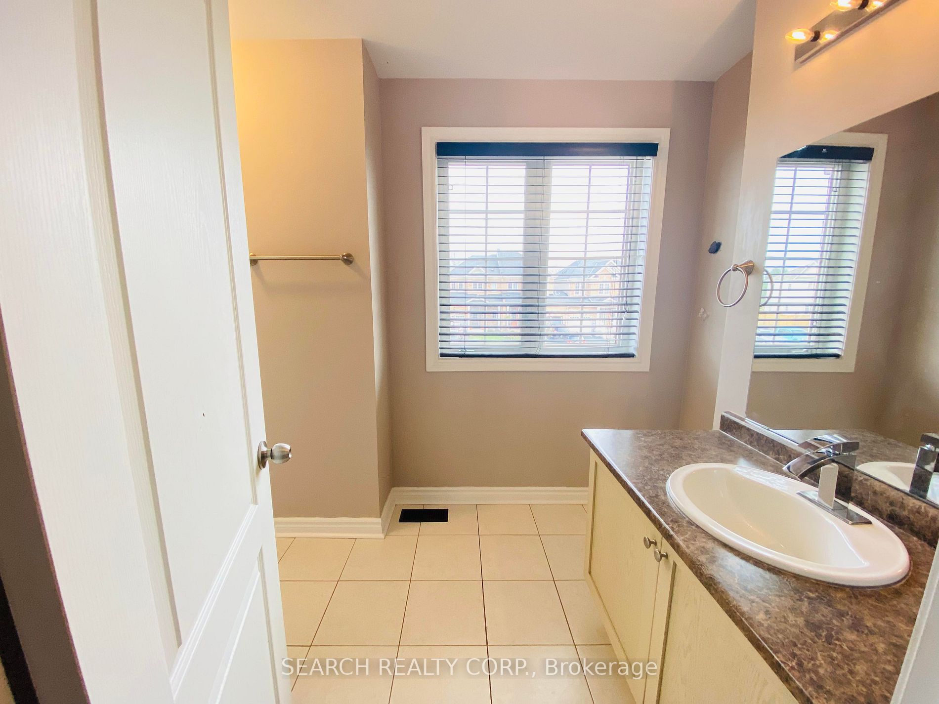 116 Collier Cres