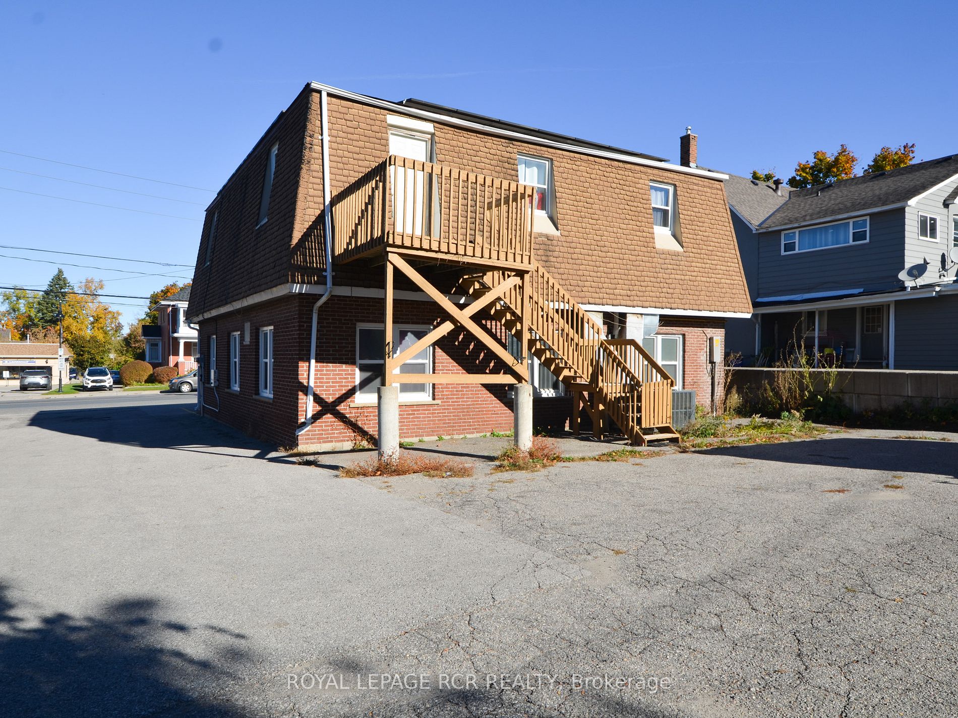 10 Brock St E