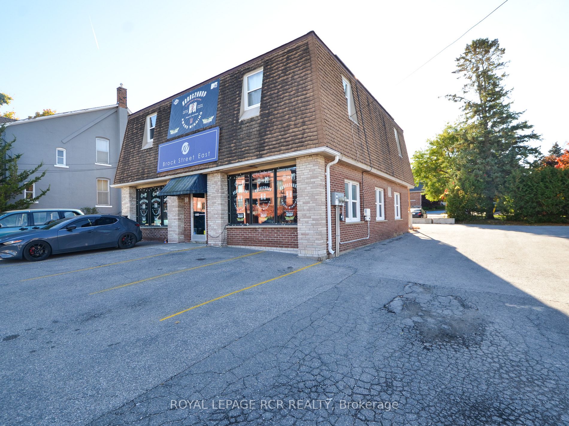 10 Brock St E