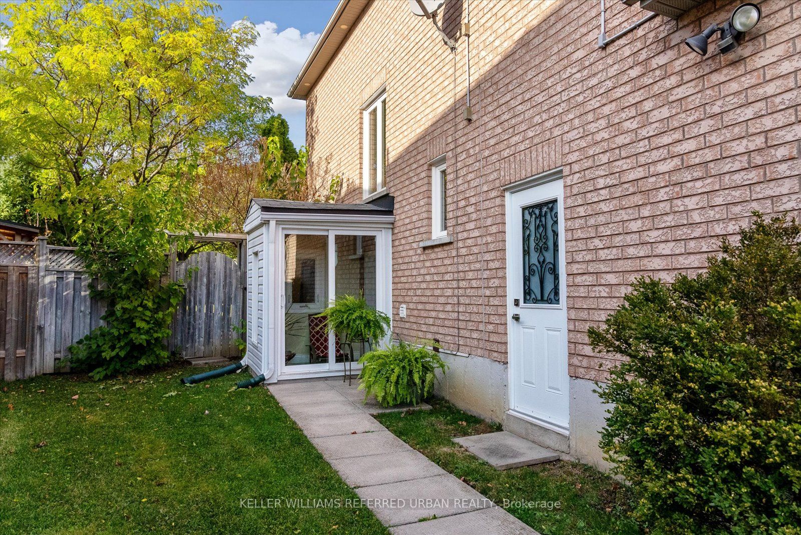 16 Hamills Cres