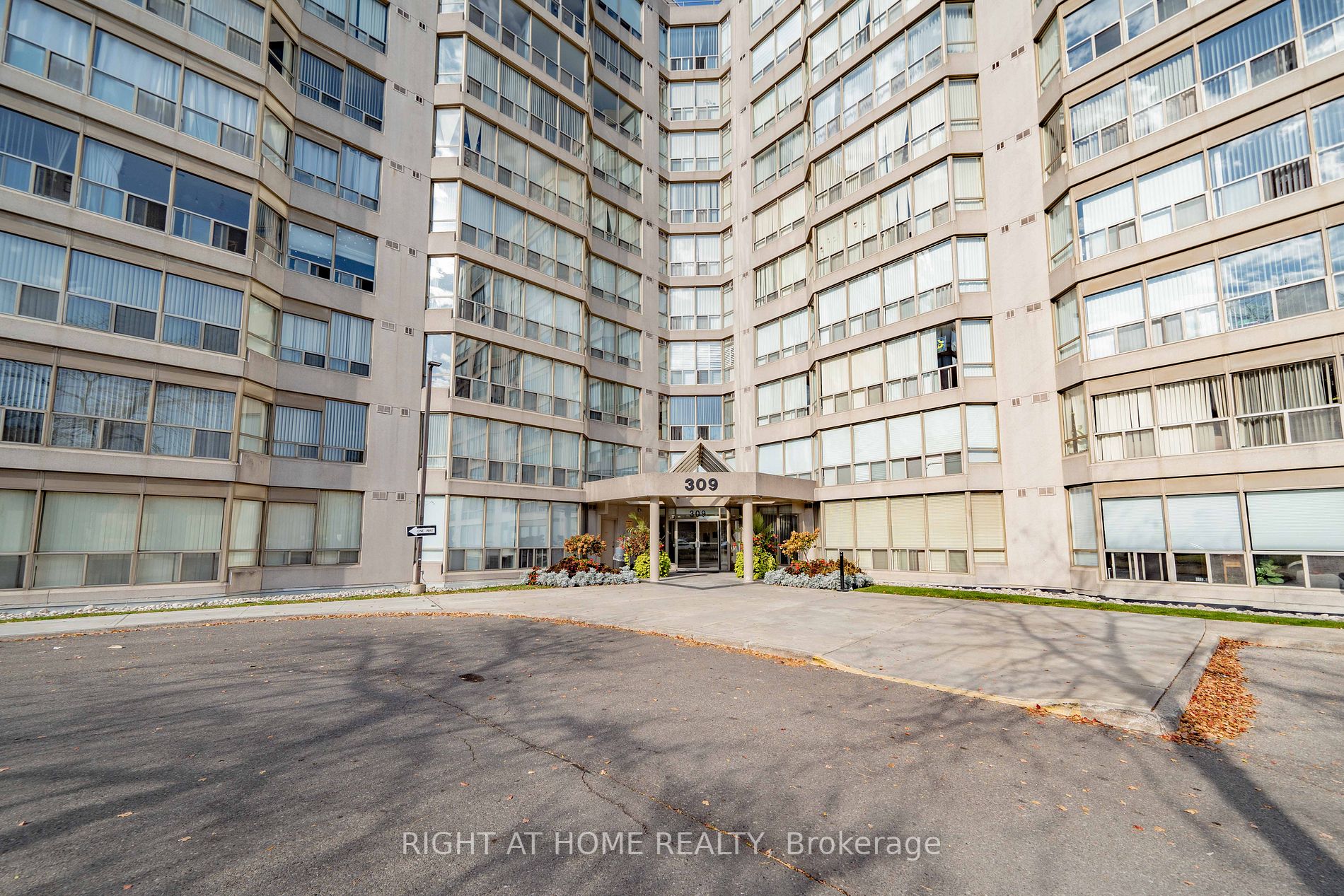 309 Major Mackenzie Dr E, #806