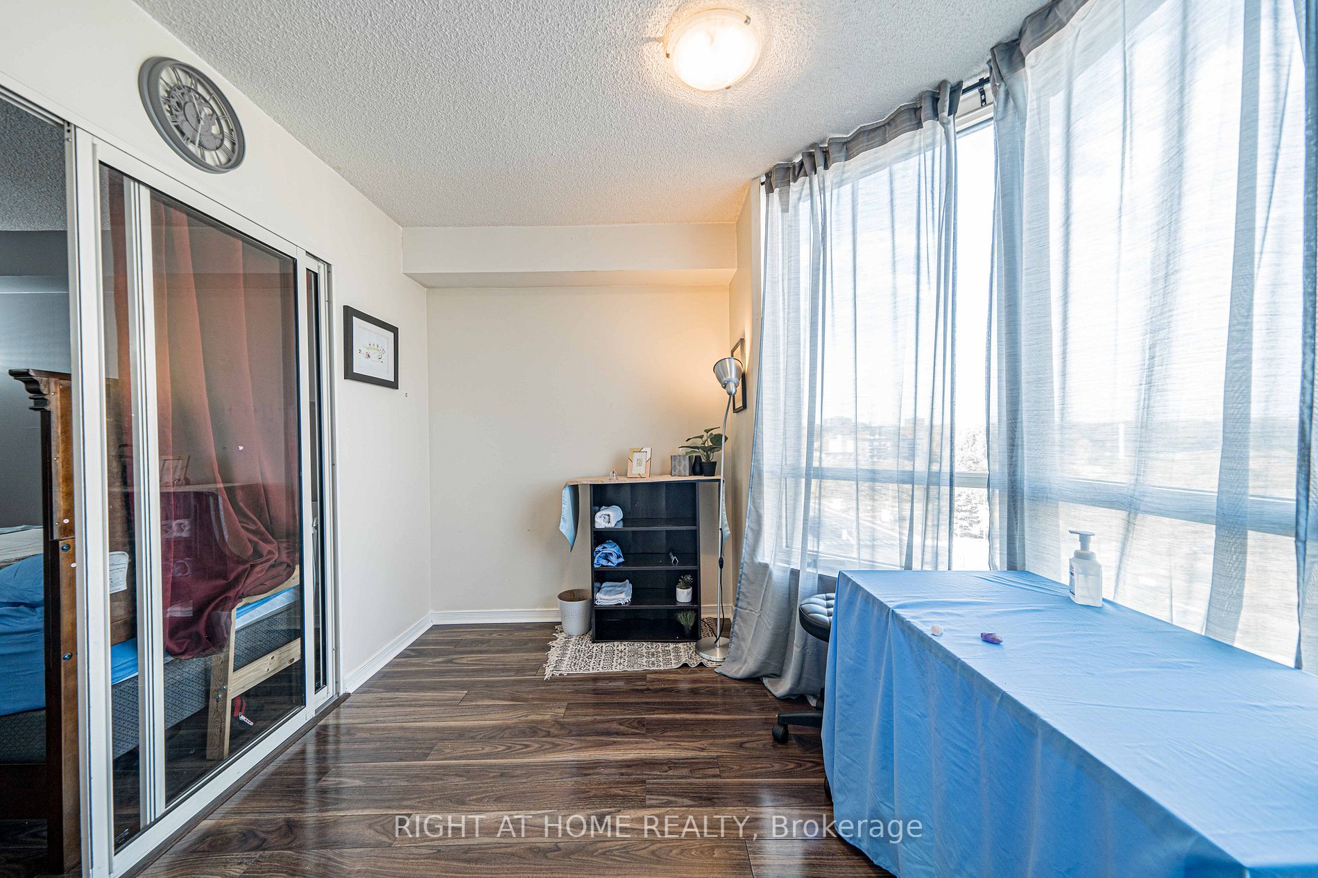 309 Major Mackenzie Dr E, #806