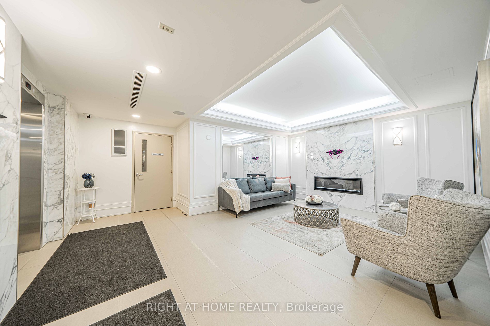 309 Major Mackenzie Dr E, #806