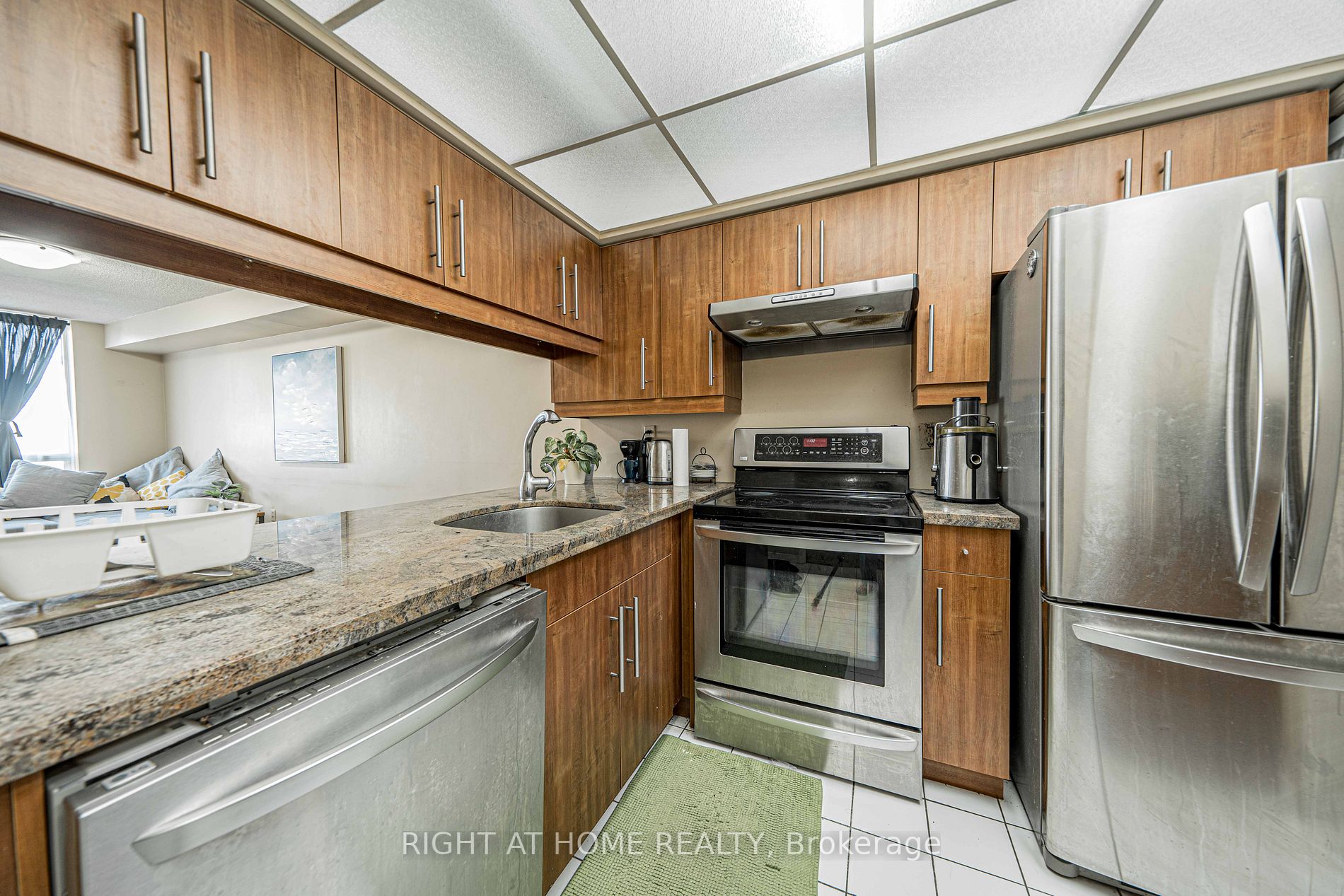 309 Major Mackenzie Dr E, #806