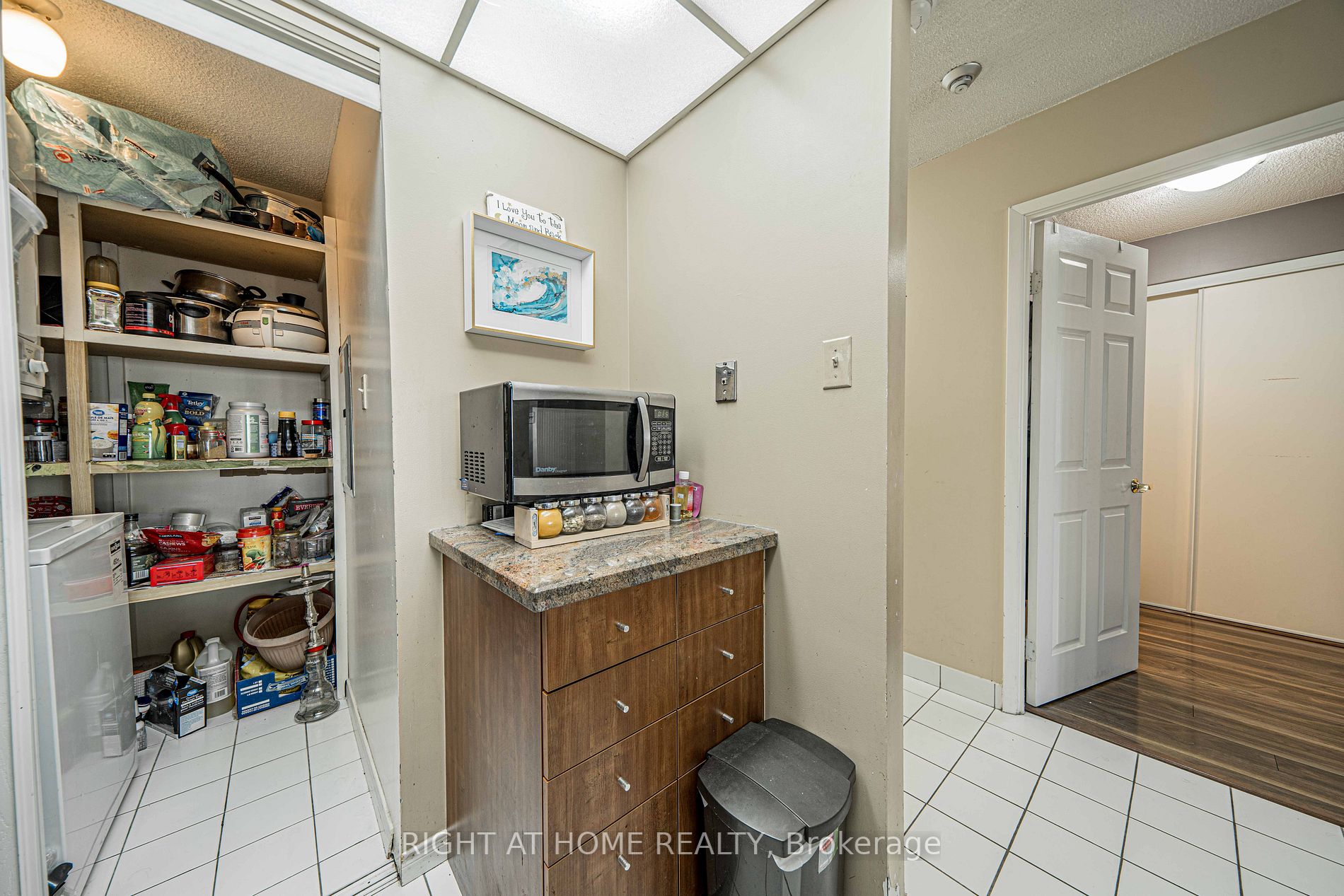 309 Major Mackenzie Dr E, #806