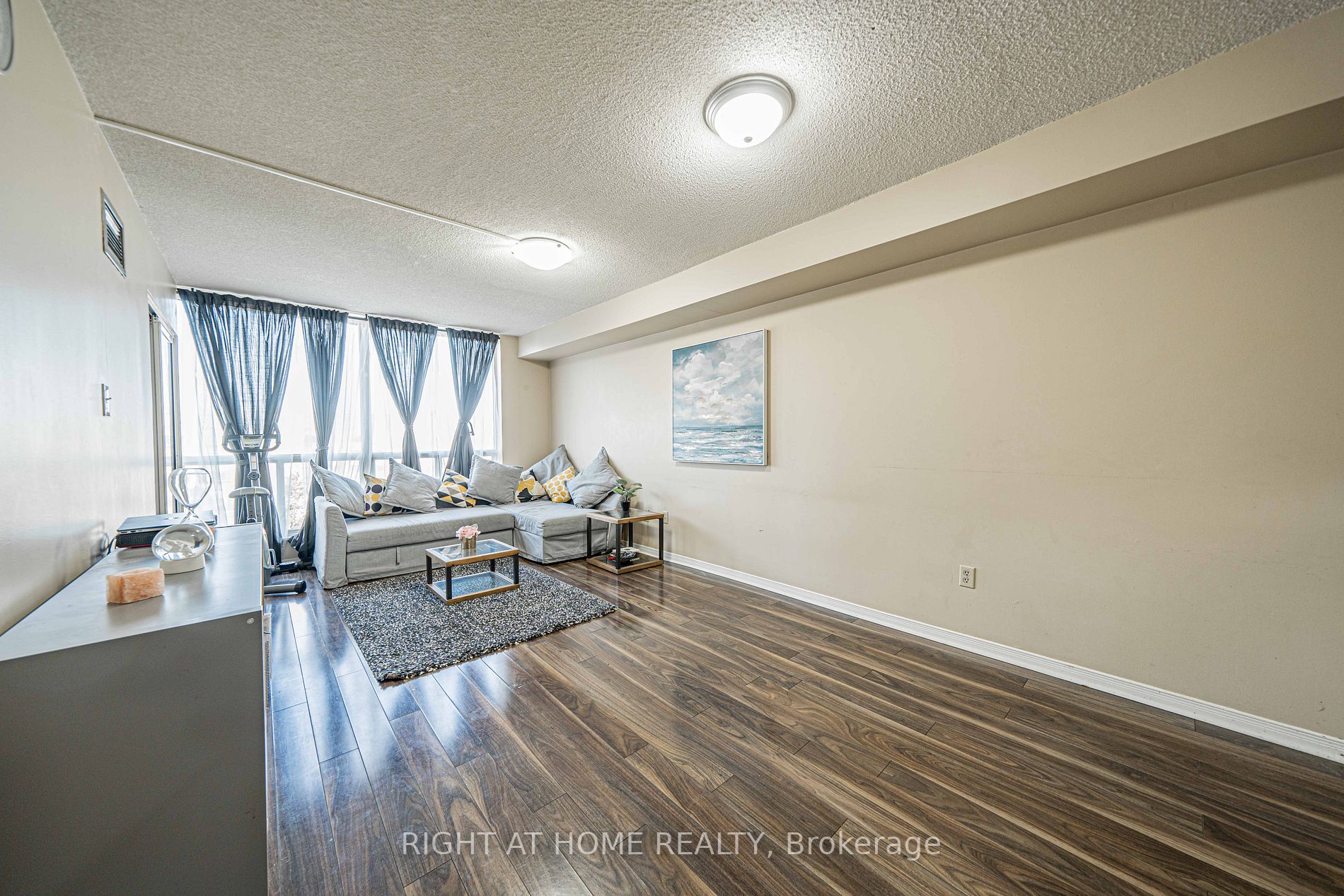 309 Major Mackenzie Dr E, #806