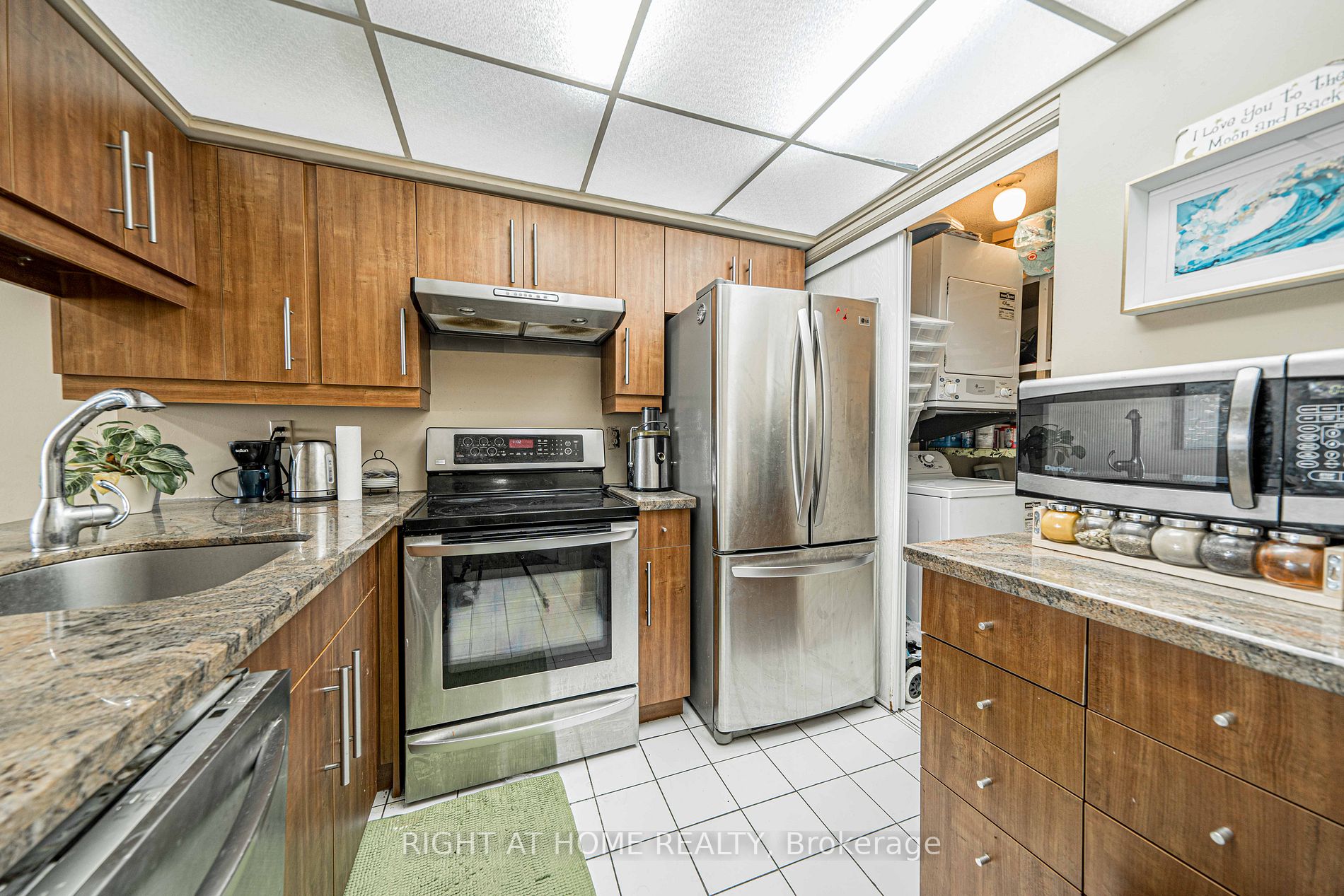 309 Major Mackenzie Dr E, #806