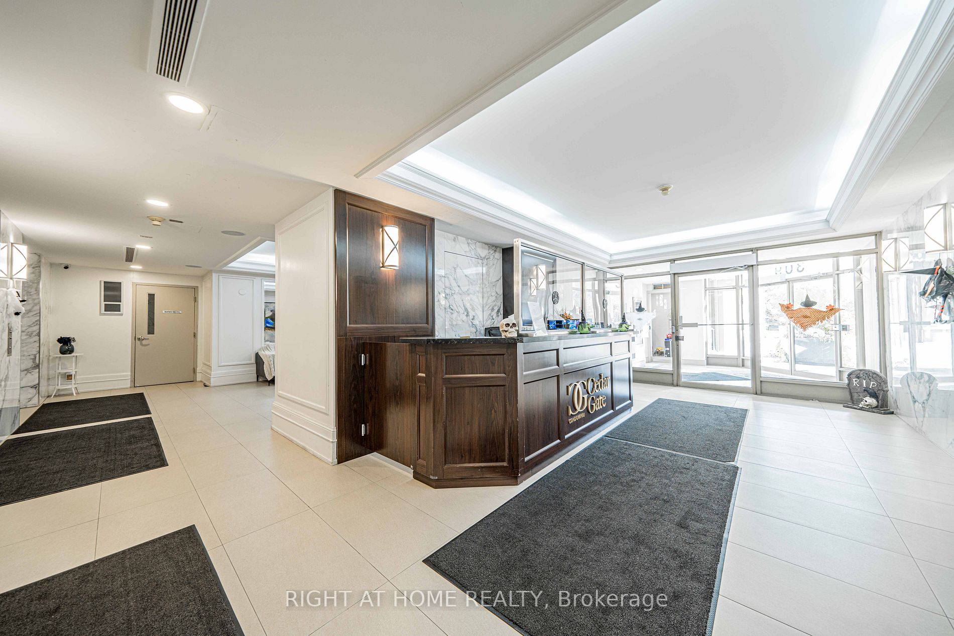 309 Major Mackenzie Dr E, #806