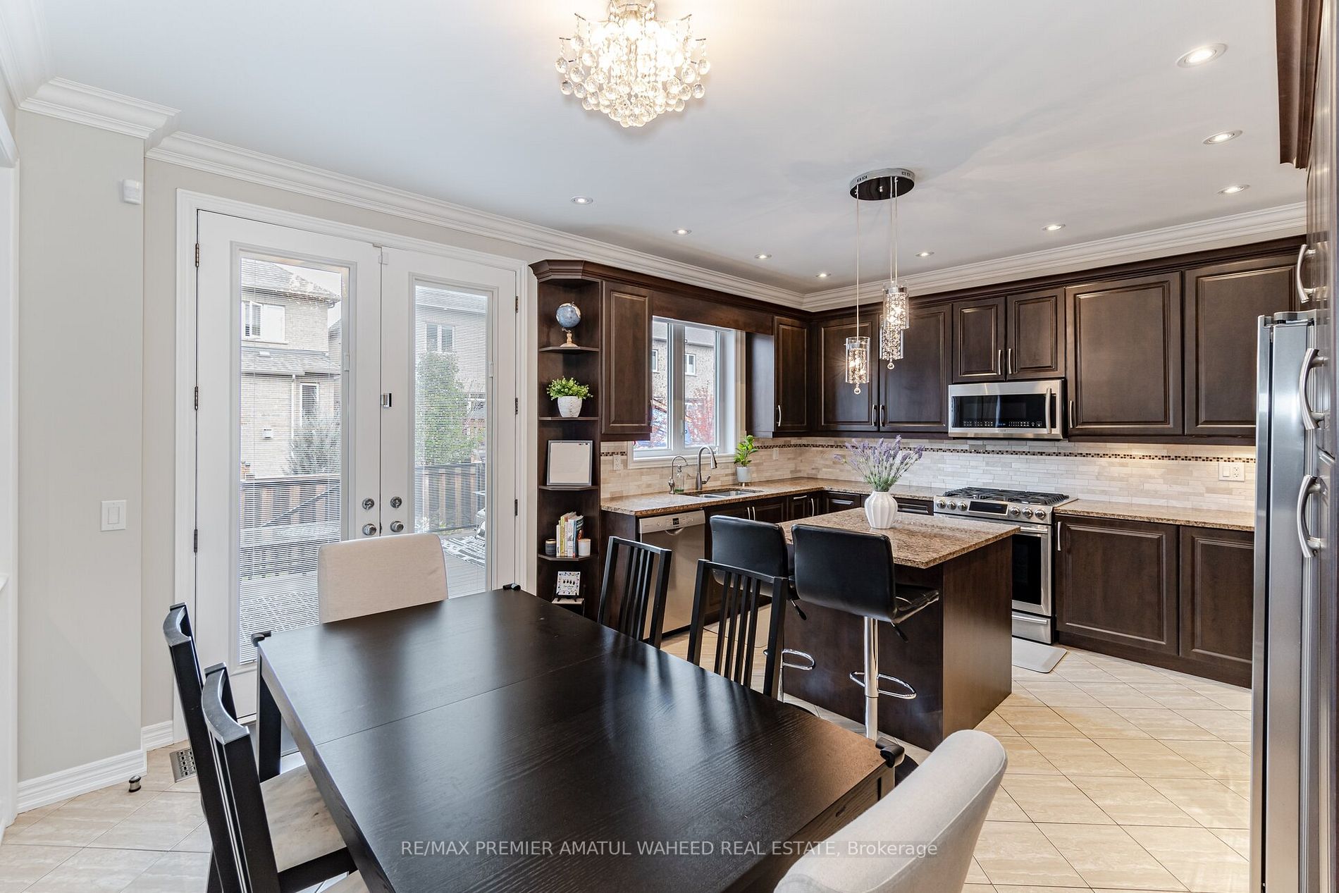 24 Lindbergh Dr