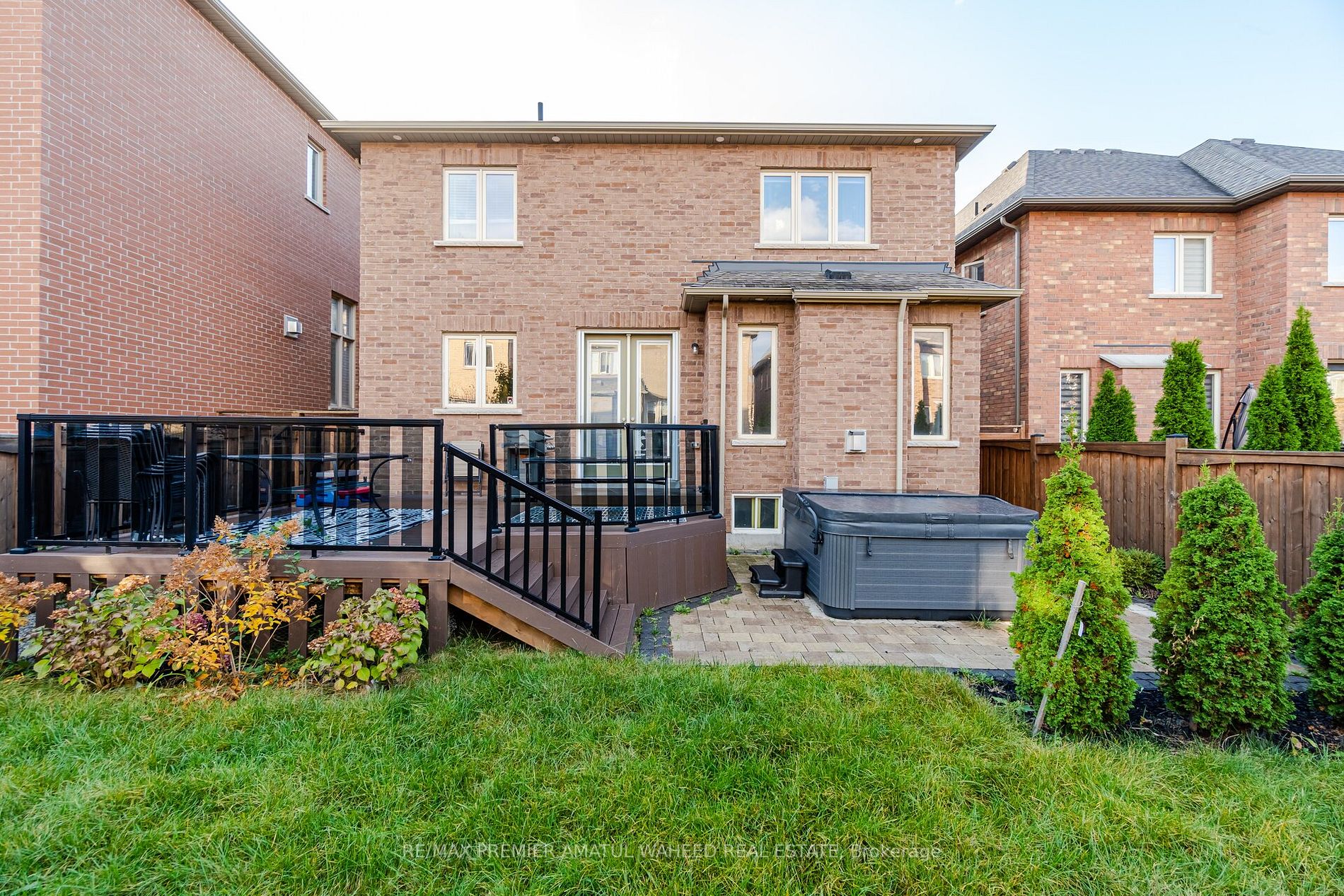 24 Lindbergh Dr