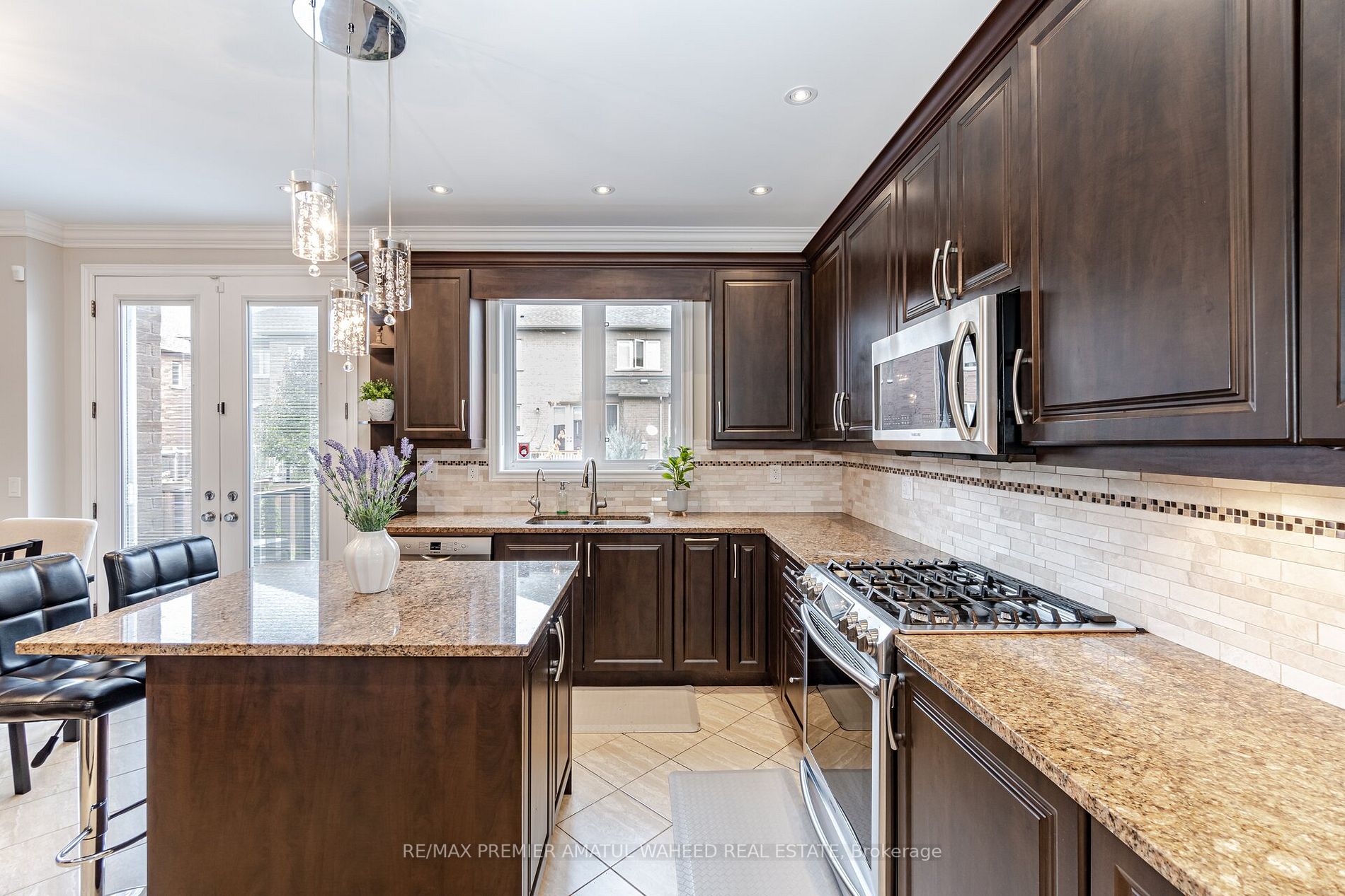 24 Lindbergh Dr
