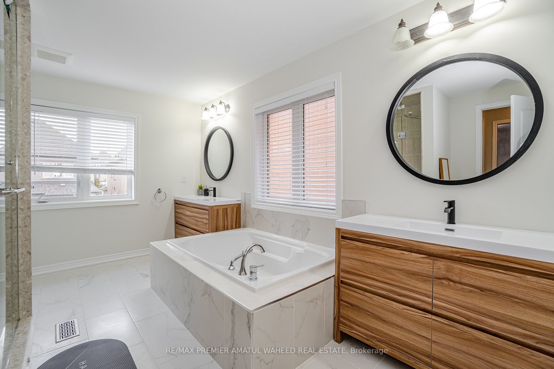 24 Lindbergh Dr