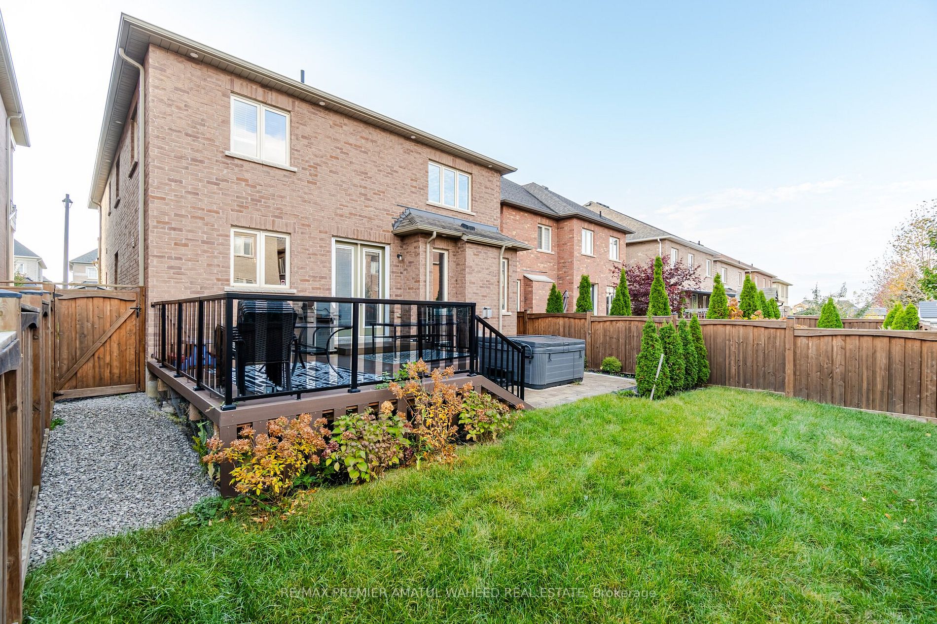 24 Lindbergh Dr