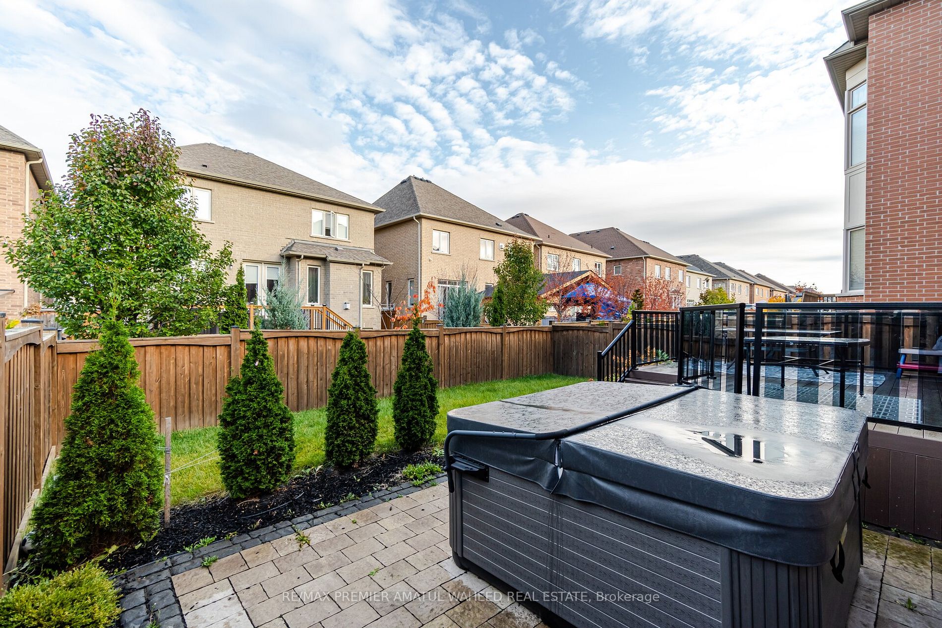 24 Lindbergh Dr