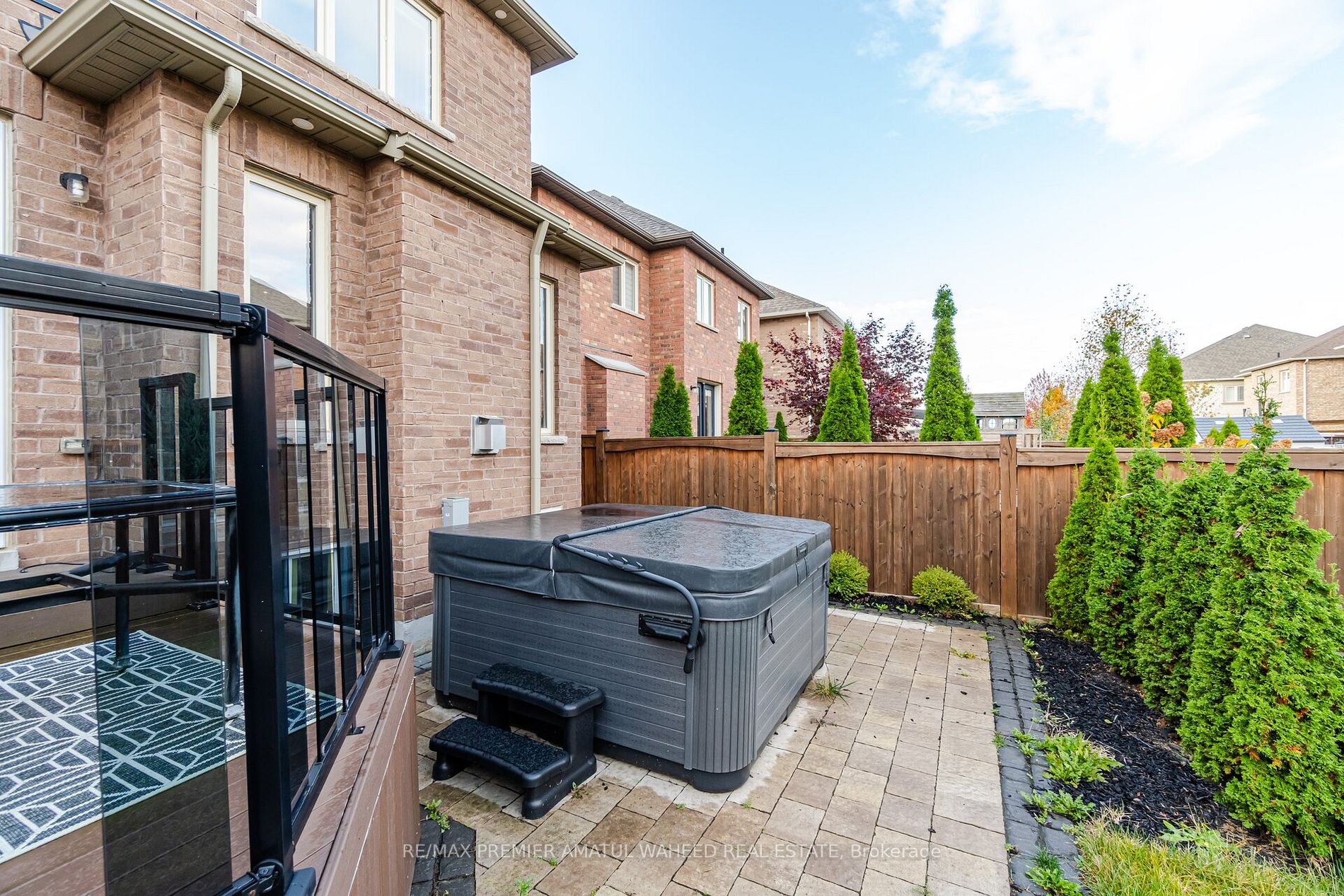 24 Lindbergh Dr