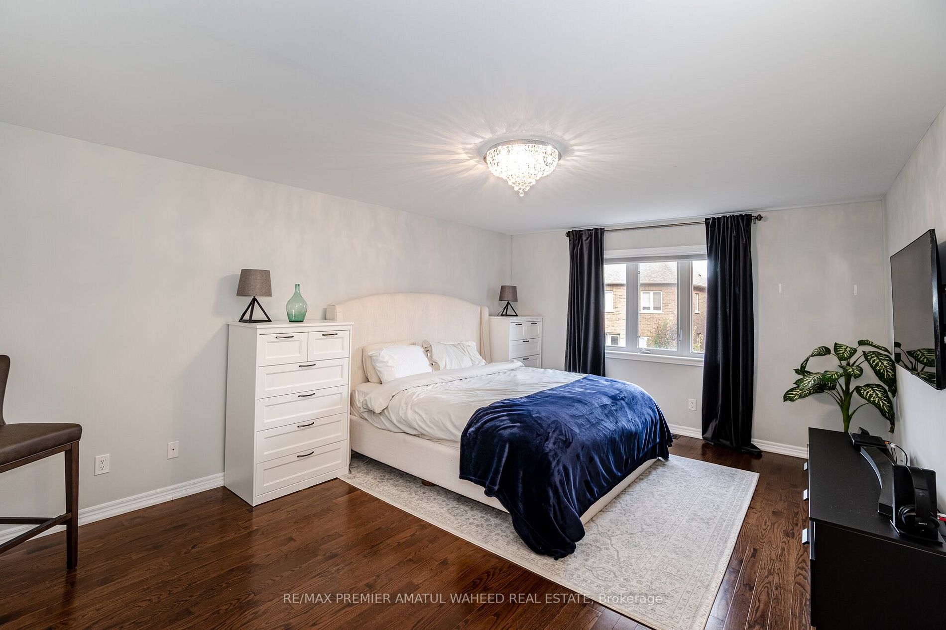 24 Lindbergh Dr