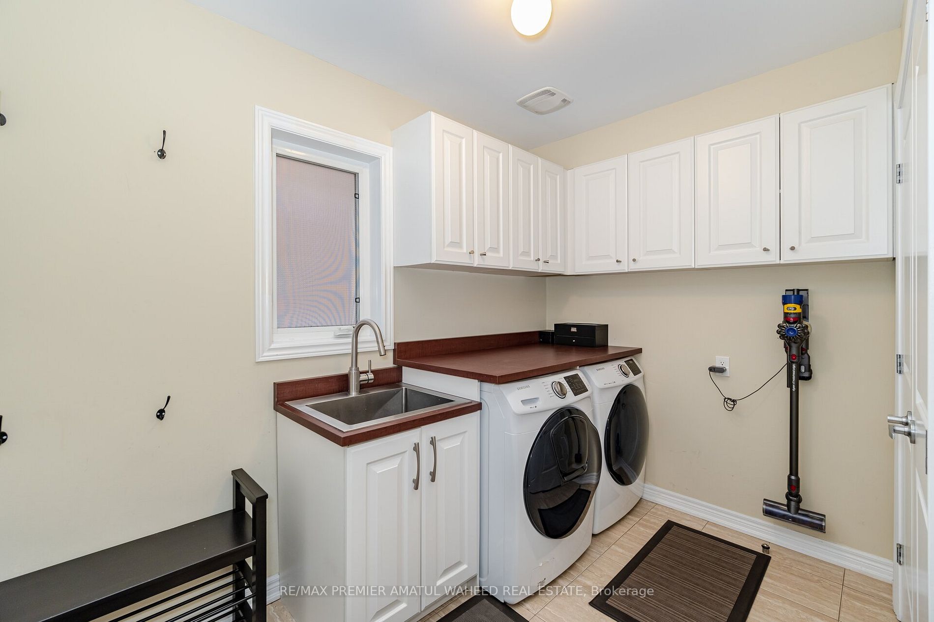 24 Lindbergh Dr