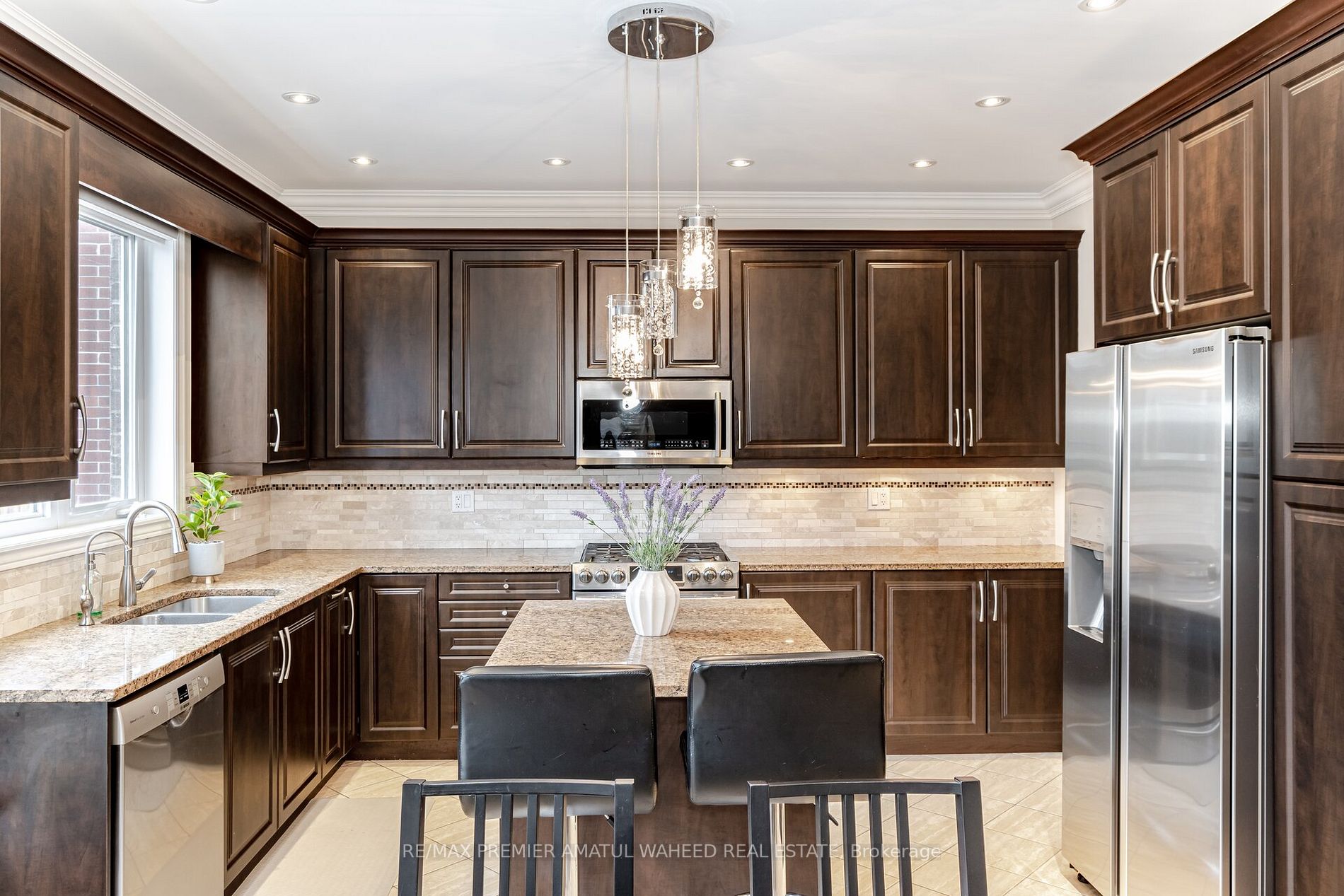 24 Lindbergh Dr