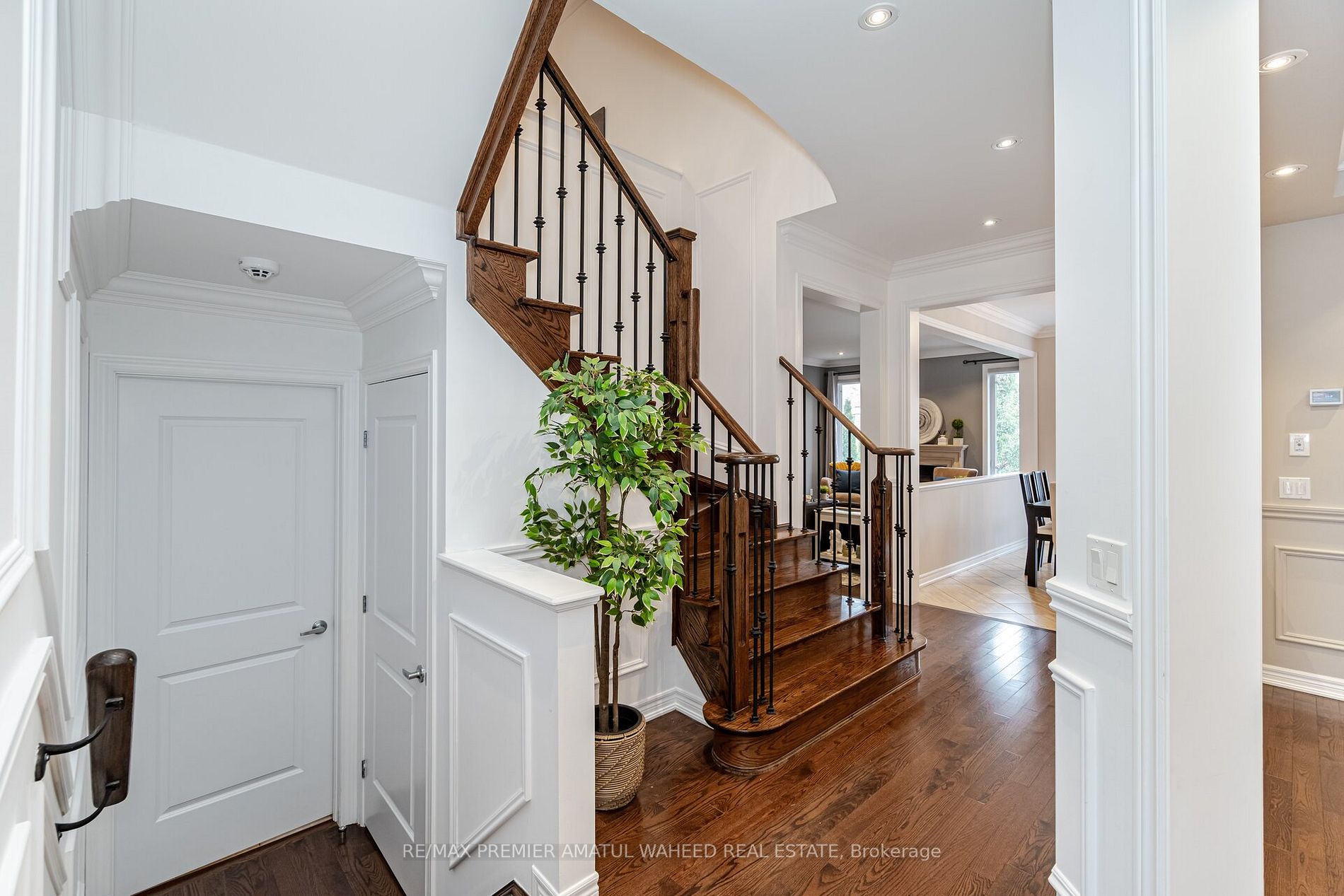24 Lindbergh Dr