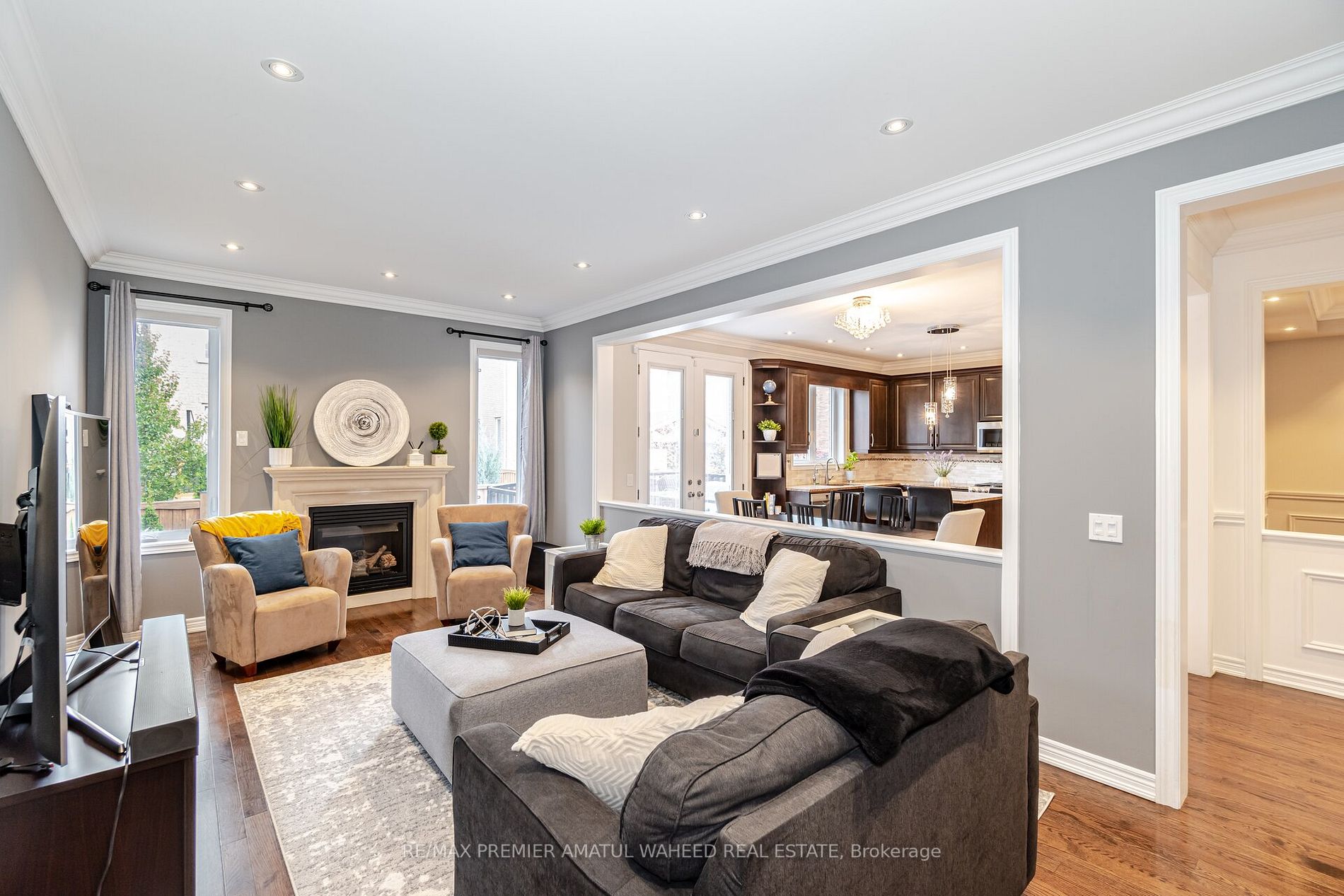 24 Lindbergh Dr