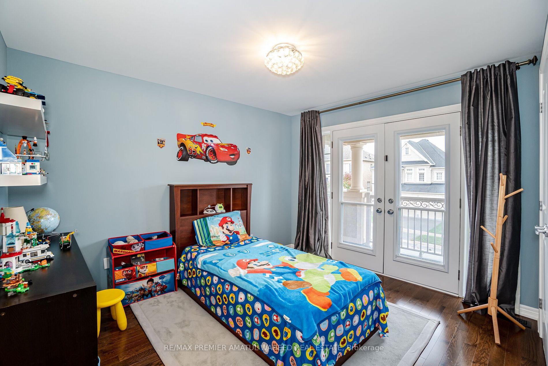 24 Lindbergh Dr