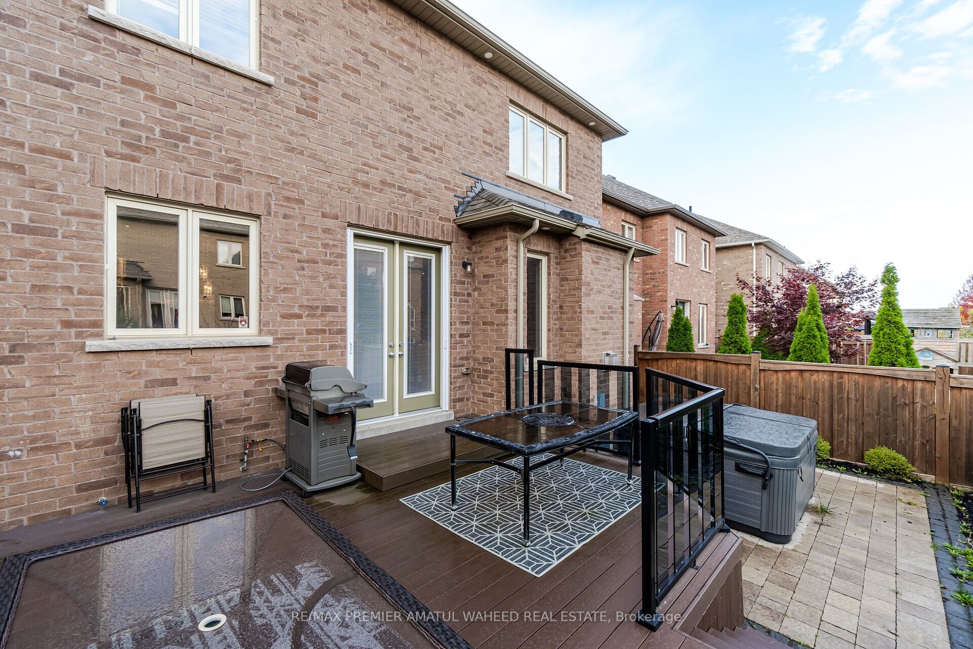 24 Lindbergh Dr