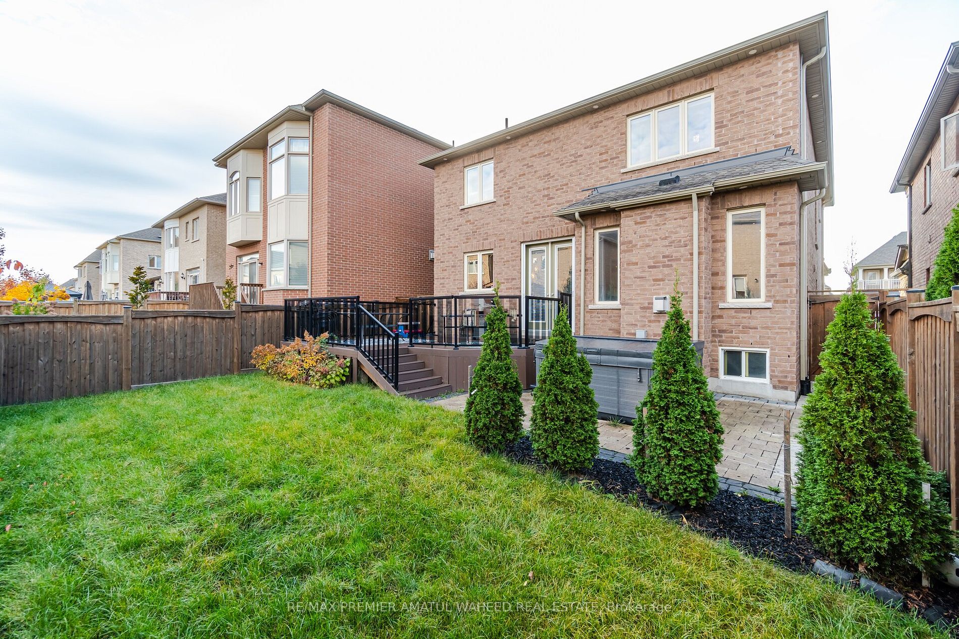 24 Lindbergh Dr