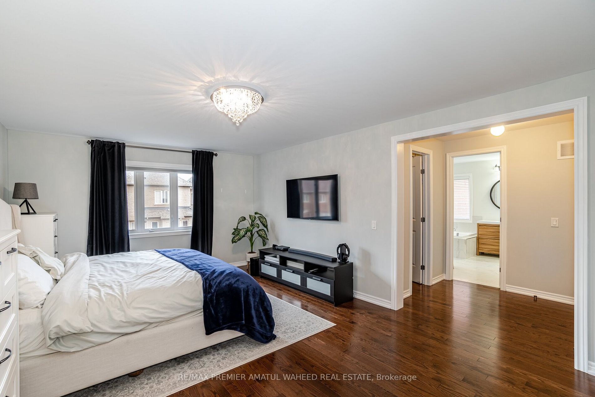 24 Lindbergh Dr