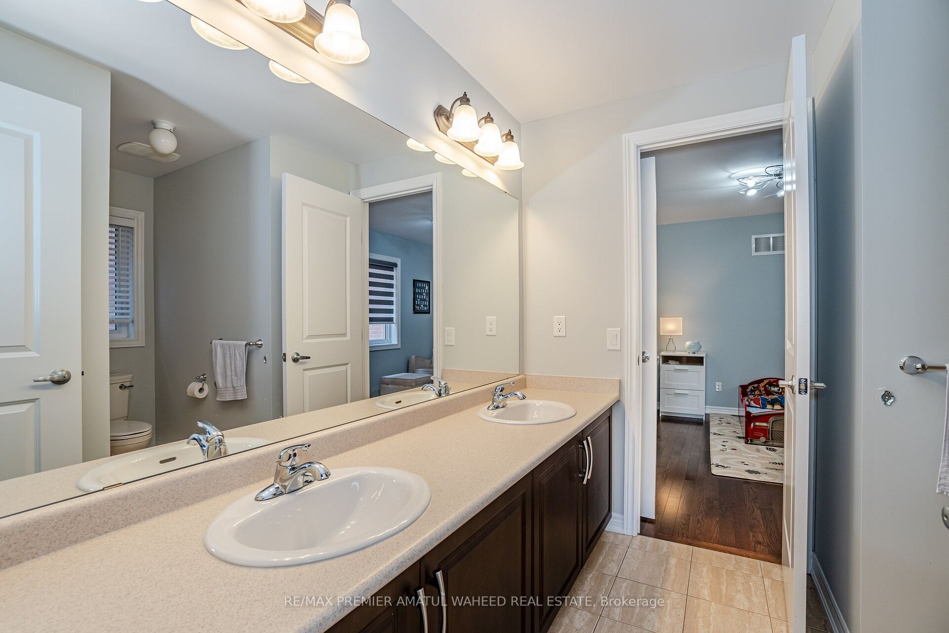 24 Lindbergh Dr