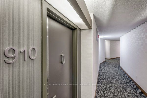 7811 Yonge St, #910