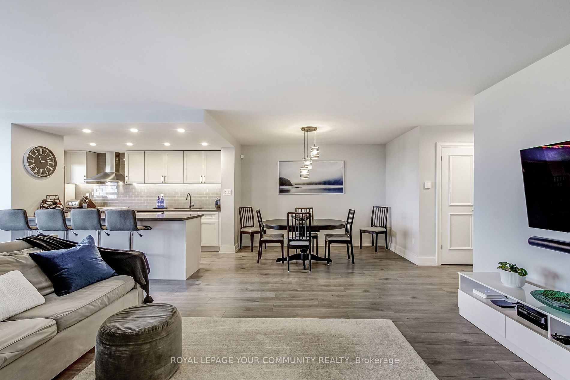 7811 Yonge St, #910