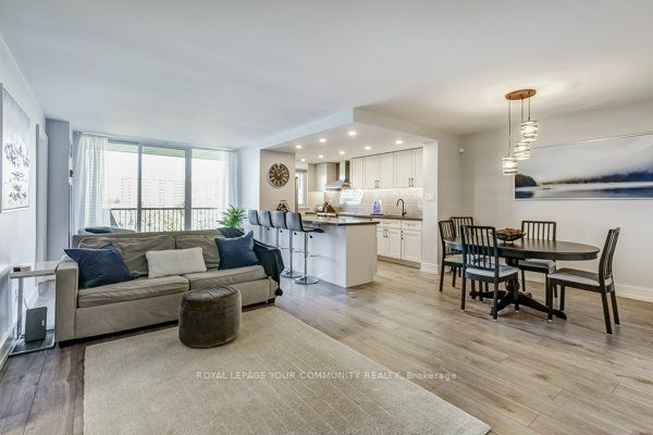 7811 Yonge St, #910