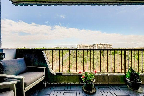 7811 Yonge St, #910
