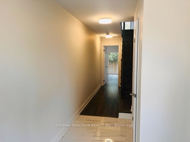 54 Moneypenny Pl