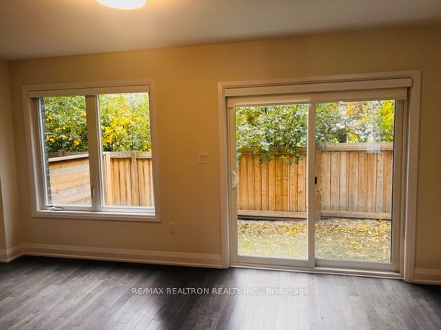 54 Moneypenny Pl