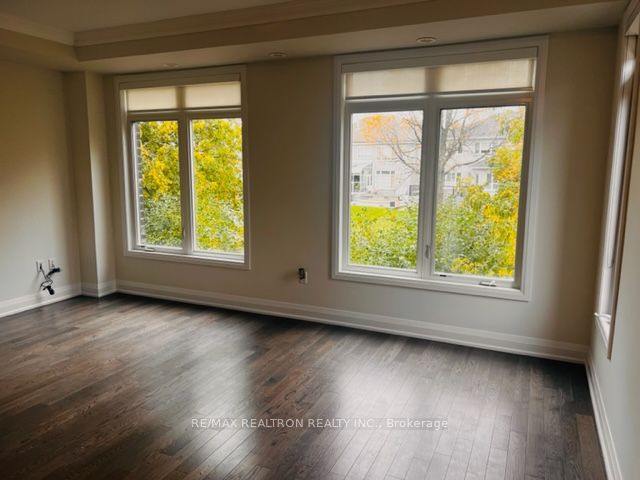 54 Moneypenny Pl