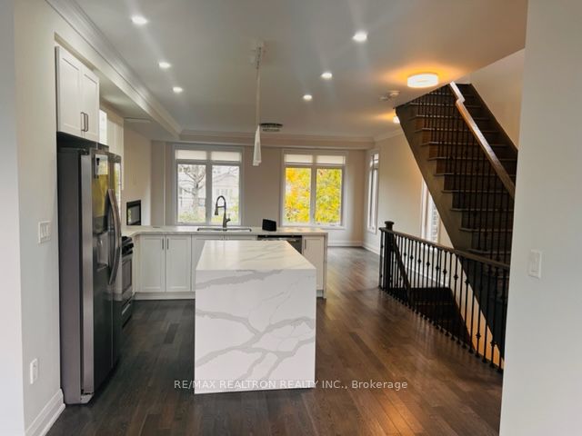 54 Moneypenny Pl