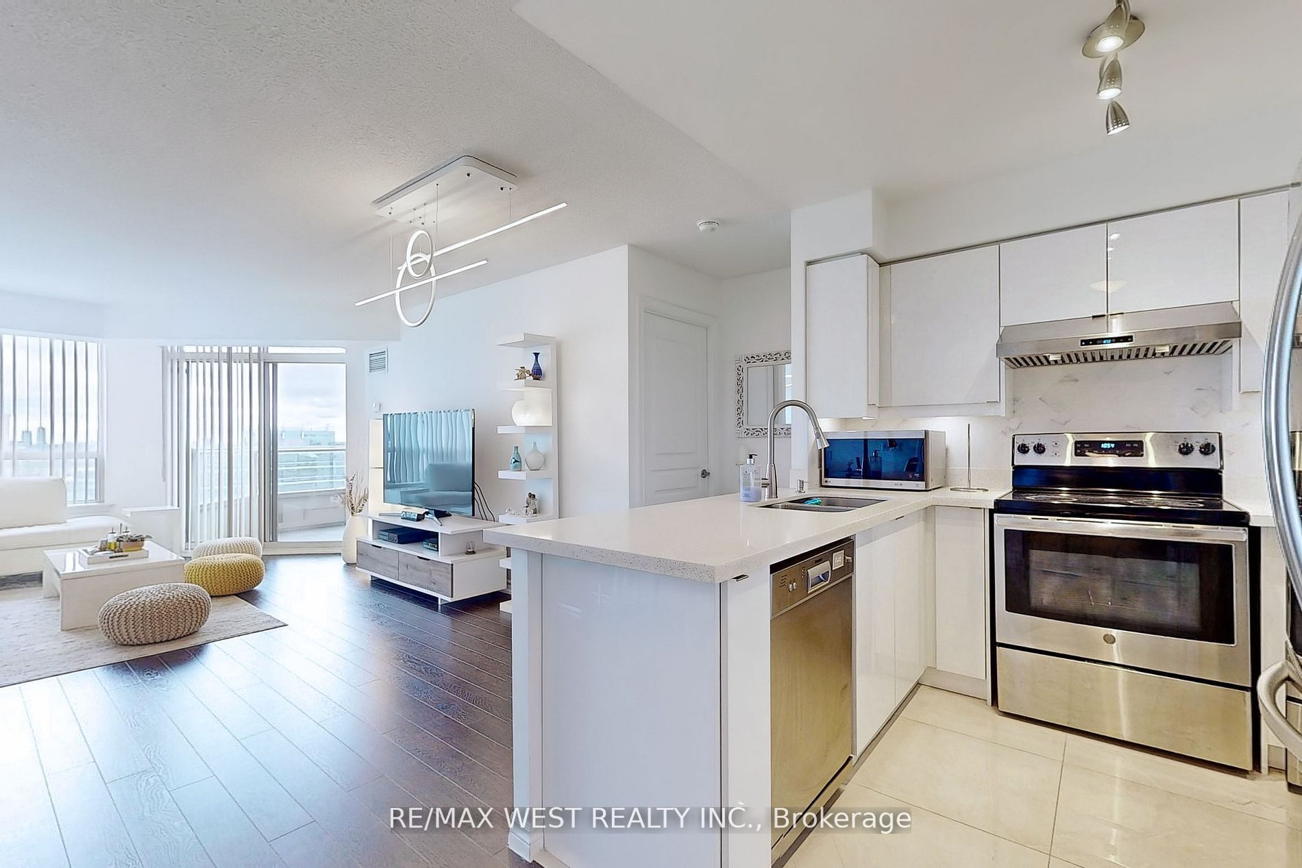 9015 Leslie St, #Lph01