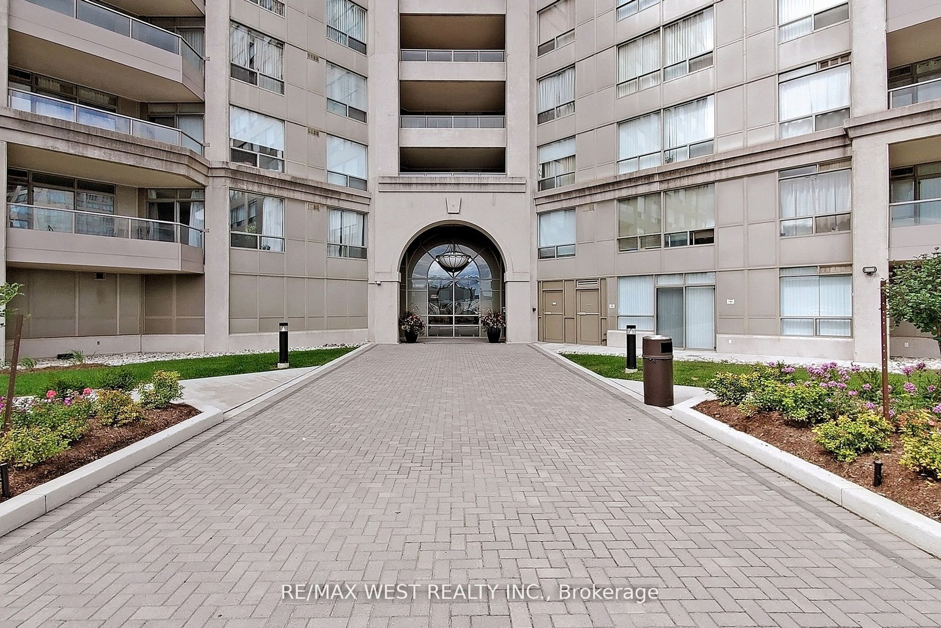 9015 Leslie St, #Lph01