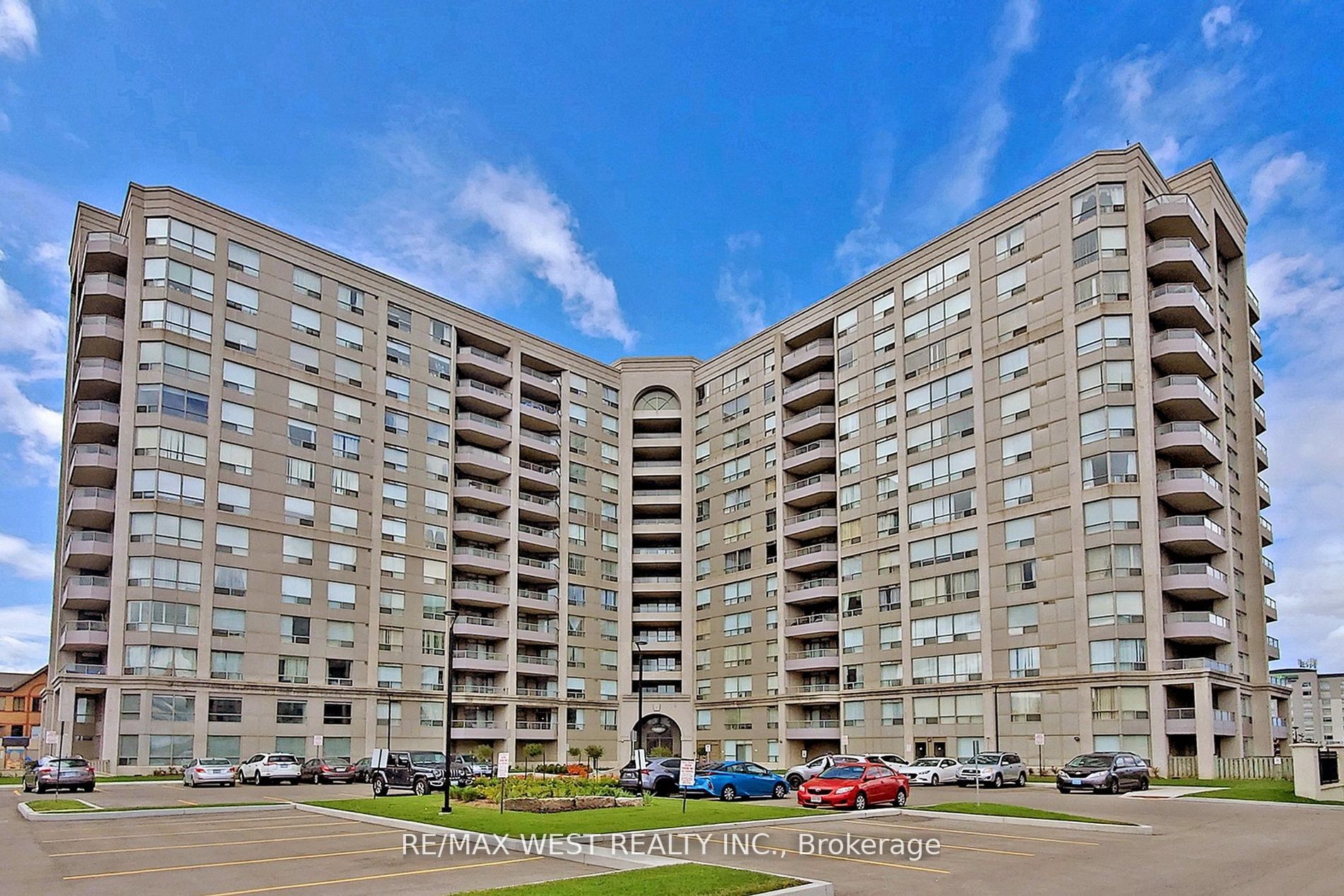 9015 Leslie St, #Lph01
