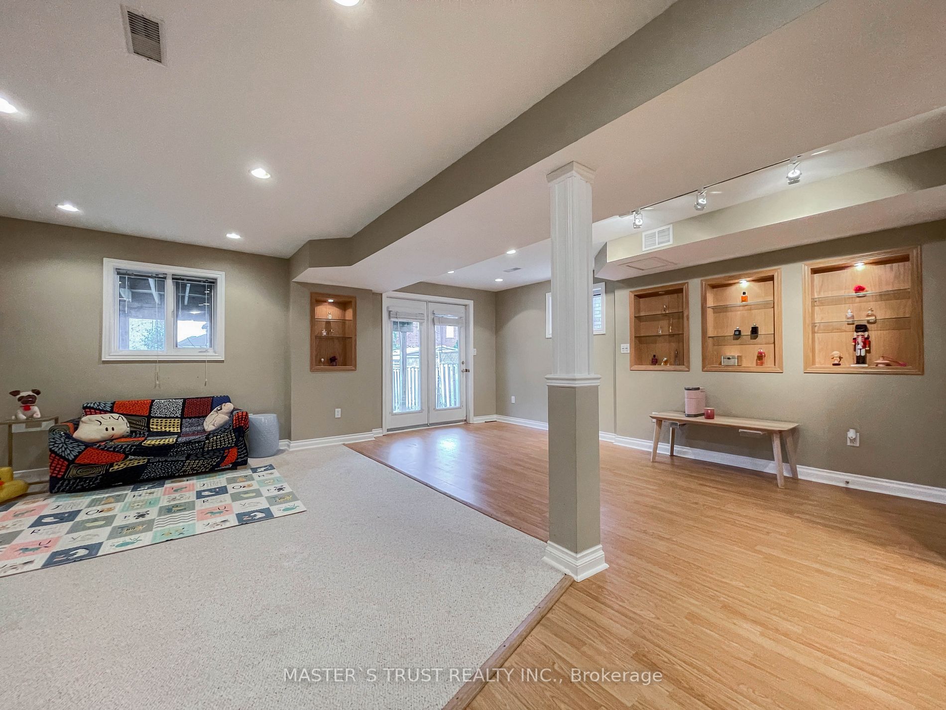 457 Hewitt Circ