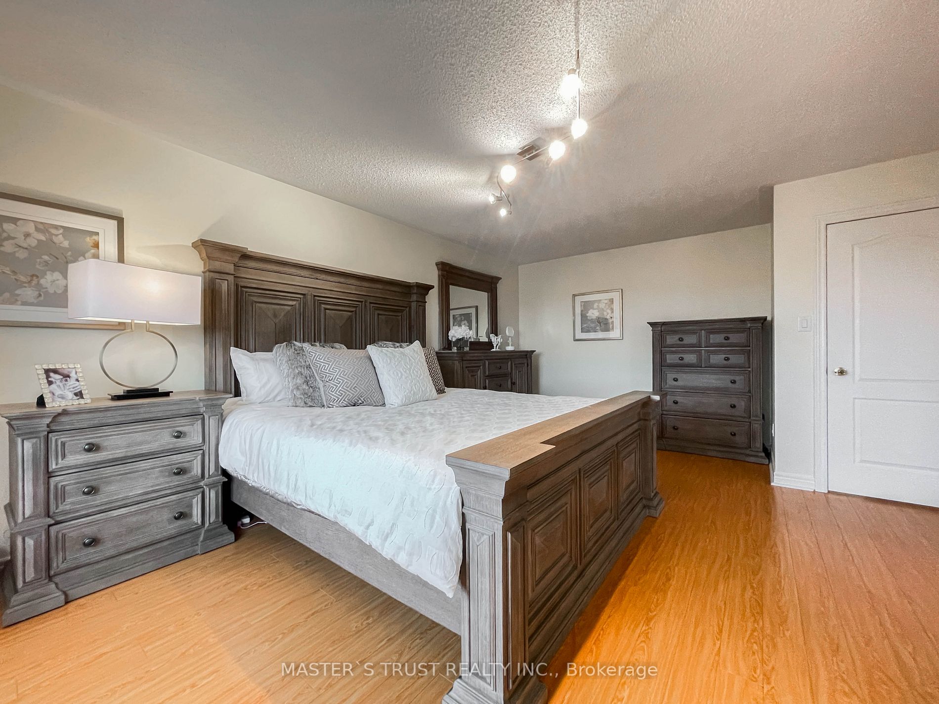 457 Hewitt Circ