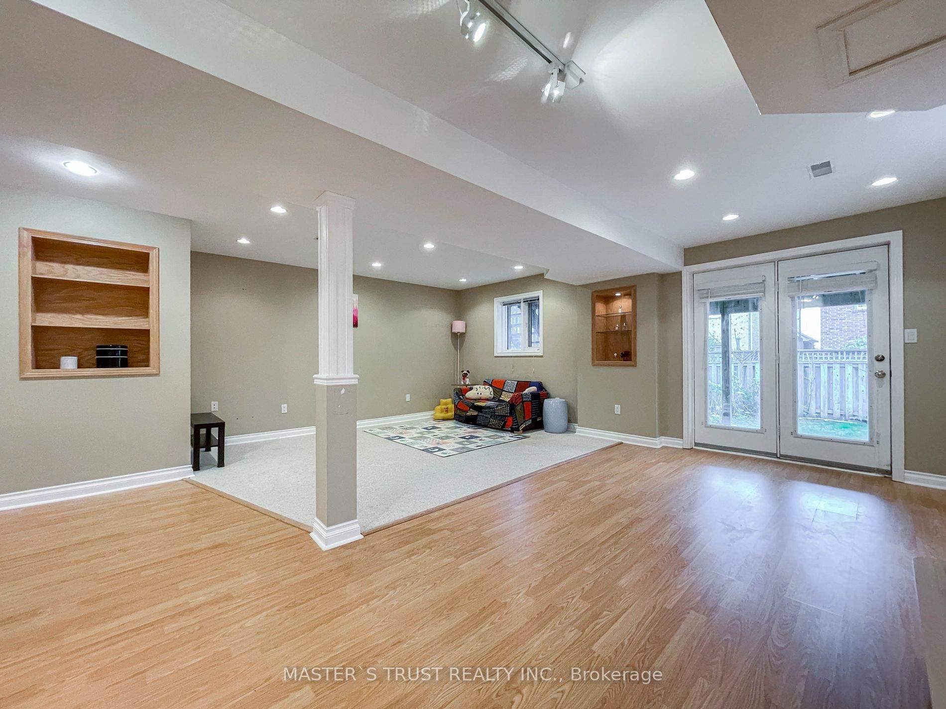 457 Hewitt Circ
