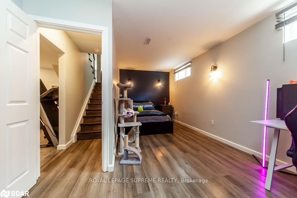 288 Centre St N