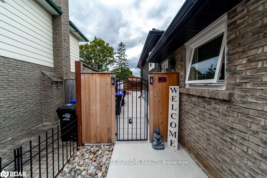 288 Centre St N